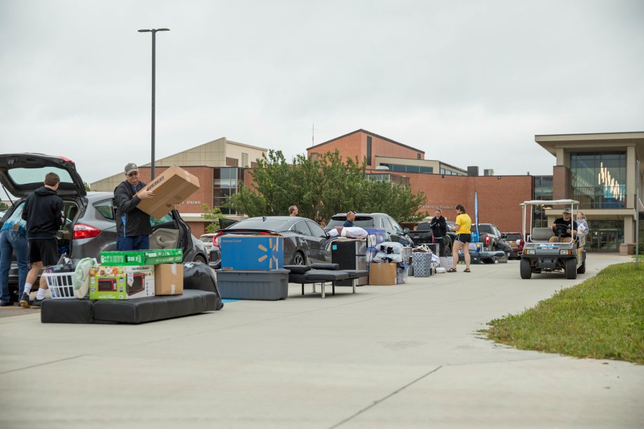 Cars lined up outside the residence hall to unload student belongings